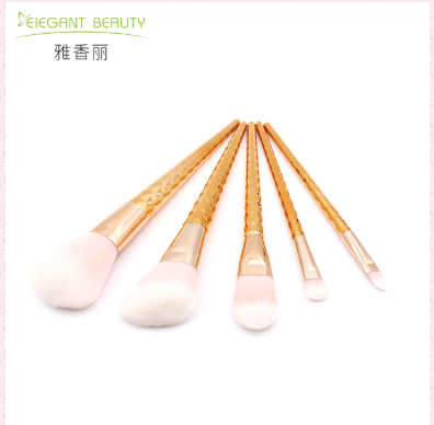 女孩子必備那幾種化妝刷呢！