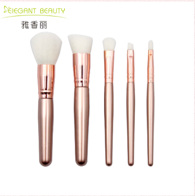 粉撲、美妝蛋、化妝刷，用它們化妝有什么區(qū)別？